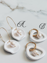 Load image into Gallery viewer, PEARL ELEGANCE

